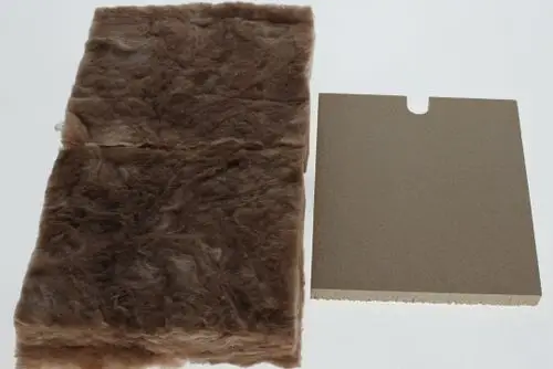 Bosch-Isoliermaterial bestehend aus zwei braunen, faserigen Platten und einer hellen, festen Platte, die möglicherweise zur thermischen Isolation verwendet werden.